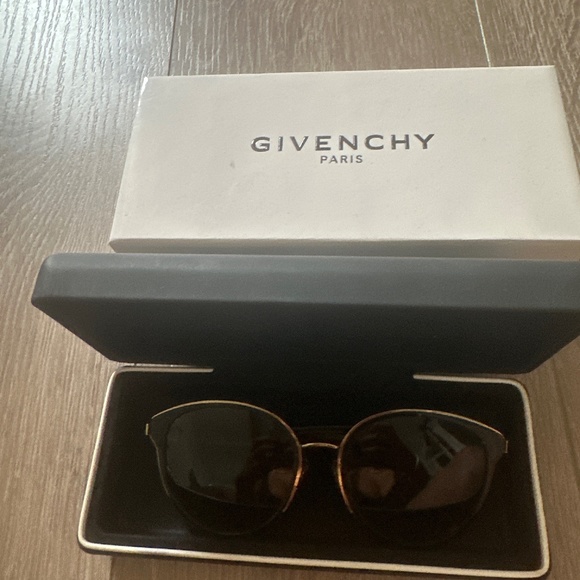 Givenchy sunglases - Picture 1 of 5